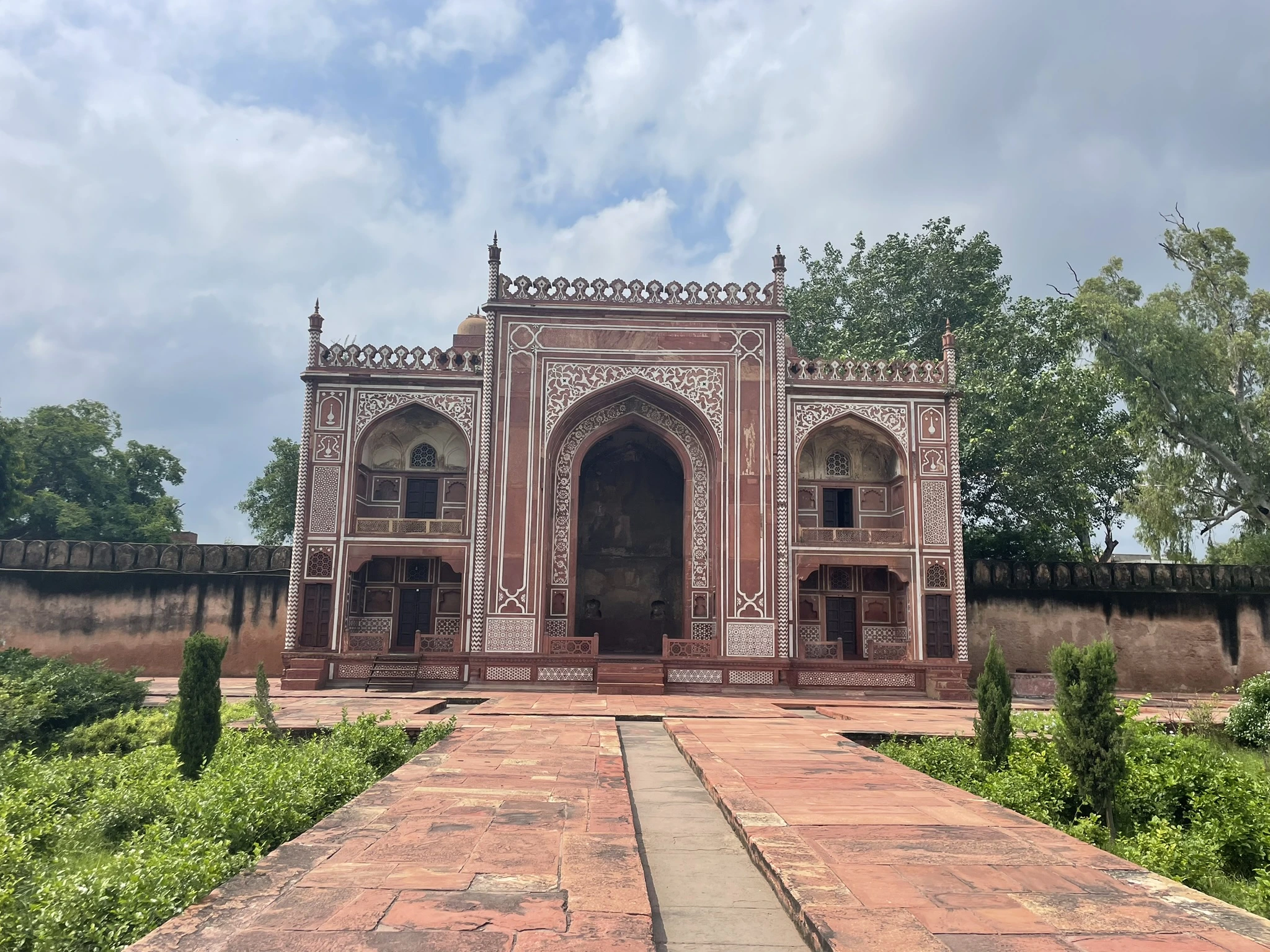 One-Day Taj Mahal Tour: Fort, Gardens & Marble Inlay Craft - Image 2